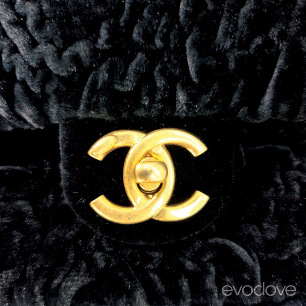 SOLD Classic Flap 2021 Cruse Collection Black & Gold Velvet Bag - Picture 4 of 16